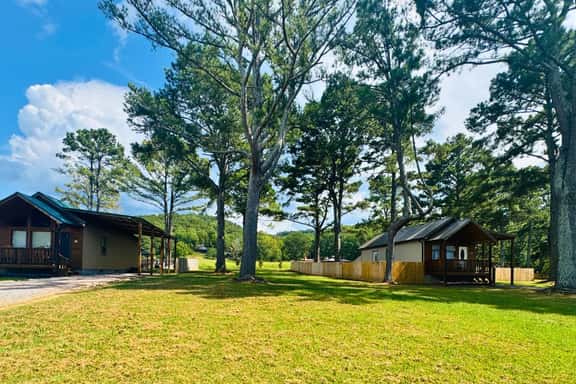 Lake Guntersville Twin Cabins | Pet Friendly & Fenced Yard | Fire Pit | Near Boat Ramp - The ViP Retreat - Image 1