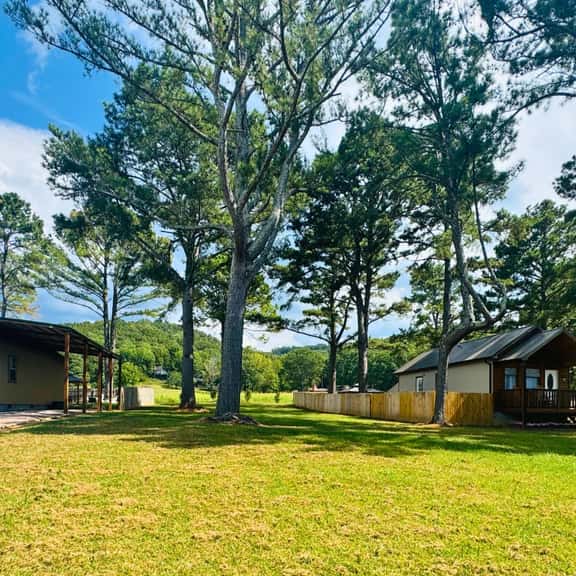 Lake Guntersville Twin Cabins | Pet Friendly & Fenced Yard | Fire Pit | Near Boat Ramp - The ViP Retreat - Image 1